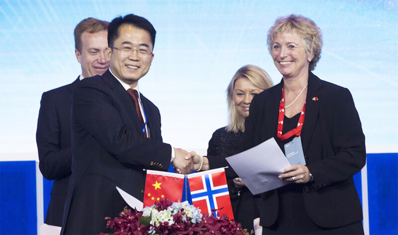 中集来福士总裁王建中与挪威Ocean Aquafarms AS公司董事长Heidi Baugstø签署了《挪威深海网箱建造意向书及针对中挪区域水产合作战略协议》 .jpg