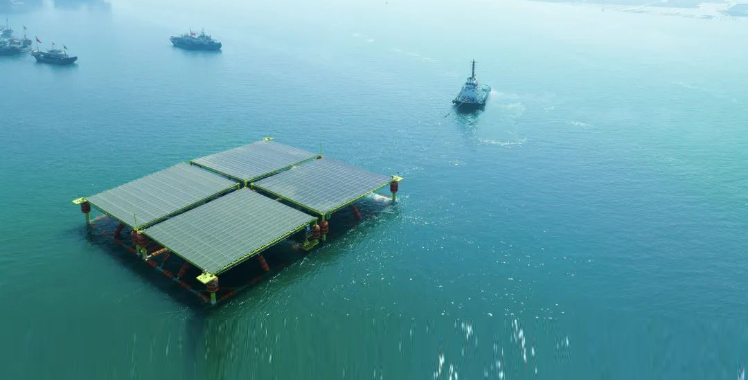 国内首个半潜式海上光伏发电平台交付 由中集来福士研发制造